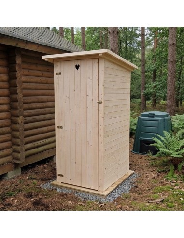 Abri WC en bois fabrication artisanale, solide et prêt à poser. Toilettes sèches robustes style rustique.
